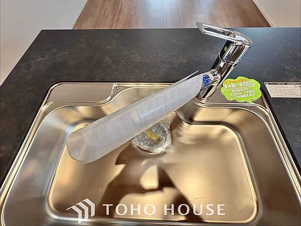 【浄水器一体型水栓】ワンタッチで浄水と原水と切り替えできる、見た目にもスマートな浄水器一体型の水栓は水道水に含まれる有害物質を除去してくれます。お茶を淹れたりお料理するにも活躍するアイテムです。