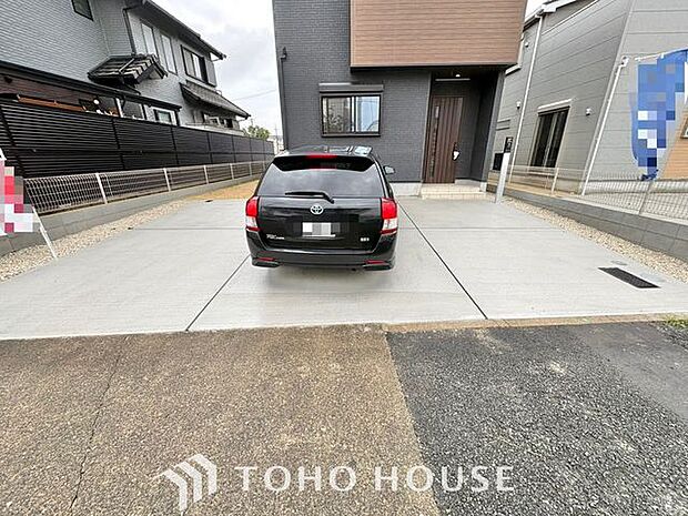 【愛車と過ごす、ゆとりある毎日を】敷地内に専用駐車スペースを確保。月極駐車場を探す手間や雨の日の移動ストレスから解放されます。出し入れしやすい空間が、あなたのアクティブなカーライフを足元から支えます。