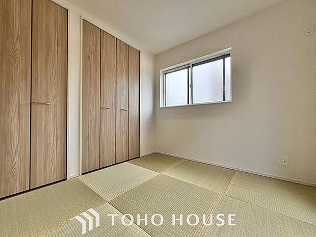 【古き良き日本文化】和室があることで落ち着きと癒しの空間が生まれます。来客時の客室としても利用できますし、お子様のプレイルームやお昼寝に最適なお部屋です。