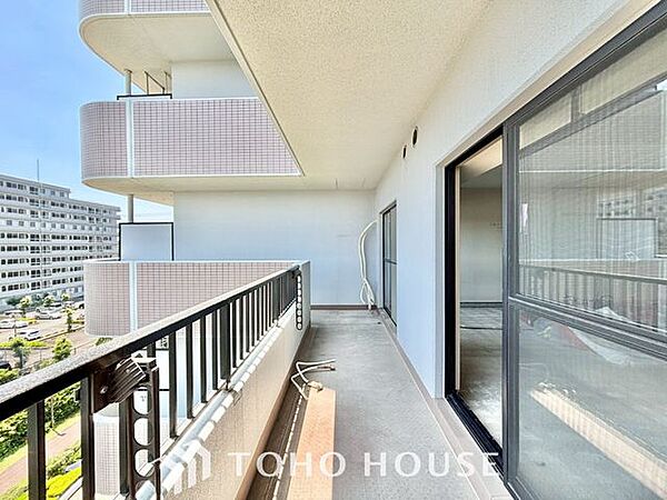 【やわらかい街の風】頬をなでる優しい風を感じることが出来るバルコニー。つい深呼吸をしたくなる気持ちの良い眺望はこのお部屋の自慢です。洗濯物を干すスペースとしても十分な広さがあります。