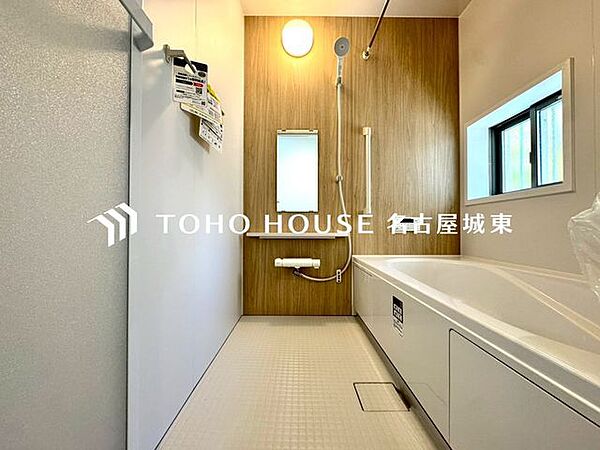 【癒しのバスタイム】一日の疲れを癒すための浴室はゆとりあるサイズを採用。保温機能付き、汚れをはじく有機ガラス系の新素材を採用した浴室。美しく機能的な設備を採用しています。