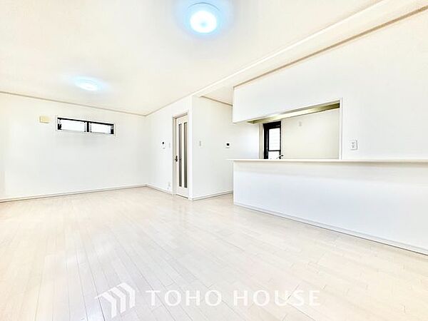 【家族のトクベツな空間】インティメイトなくつろぎを愉しむリビングルームはひそやかな憩いの場となります。リビングとダイニング、2つの空間機能を活かし、ライフスタイルに新しいゆとりをもたらします。