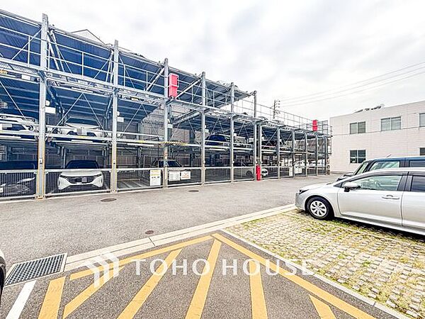 【もう駐車場探しに迷わない】マンション内敷地内にゆとりある駐車スペースを確保。近隣の月極駐車場を探す手間や、雨の日の移動ストレスから解放されます。大切な愛車を、より身近で安心できる場所に。