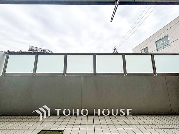 【四季を感じながら】手を伸ばせば触れることが出来そうな風景が、そのままインテリアになったような印象です。通風・採光も優れ、心地よい光と風が溢れます。