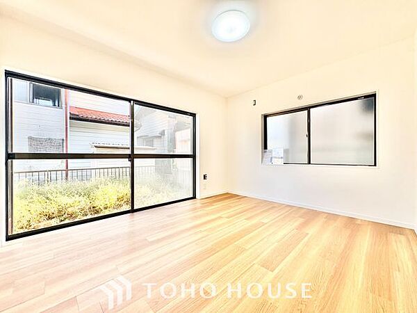 【居心地の良い我が家】一日の中で多くの時間を過すことになるリビングダイニングだからこそ、いつも穏やかな空間であることが必然。爽やかな通風と採光を存分に感じる事が出来る空間です。