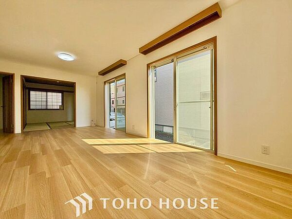 【快適な住空間】家族の暮らしに思いを馳せて、日常のワンシーンを表現したリビングダイニング。「ホワイトナチュラル」のテイストが、自然体で過ごせる心地良さを生み出しています。