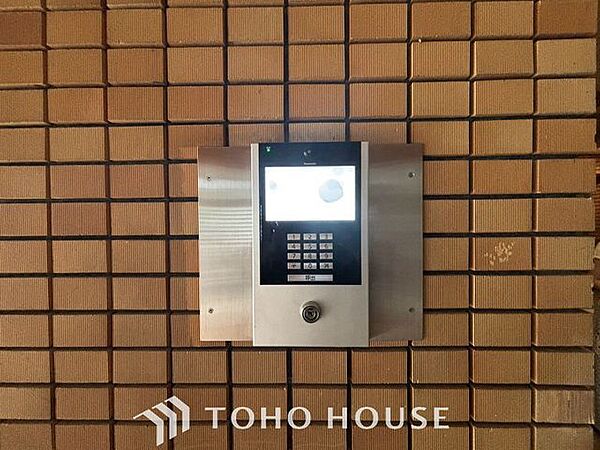 【オートロック】共用玄関にオートロックがあることで防犯効果が高まります。煩わしい訪問営業や勧誘等の来訪率も下がることから「守られている」安心感が高まる事は住まいの安心につながります。