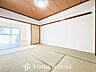 和室：【寛ぎの和空間】客間としての使い方は勿論、赤ちゃんや小さなお子様を遊ばせるスペースとしても重宝する和室は、多種多様な使い方が出来るので未だ廃れることのない日本の文化でうす。