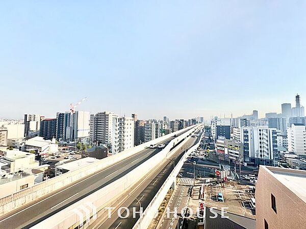 【四季を感じながら】手を伸ばせば触れることが出来そうな風景が、そのままインテリアになったような印象です。その豊かな眺望にふさわしい空間は、通風・採光も優れ、心地よい光と風が溢れます。