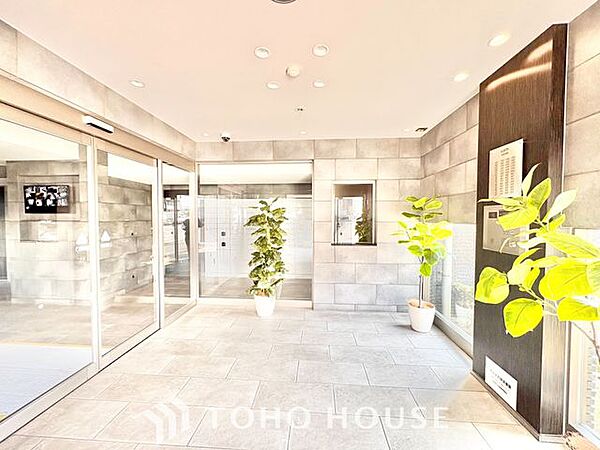 【ゲストを迎える、気品のあるアプローチ】重厚感溢れるエントランスは、マンションの一つの特徴でもあります。セキュリティーに守られている館内は静寂な中が保たれており、管理が行き届いている印象を受けました。