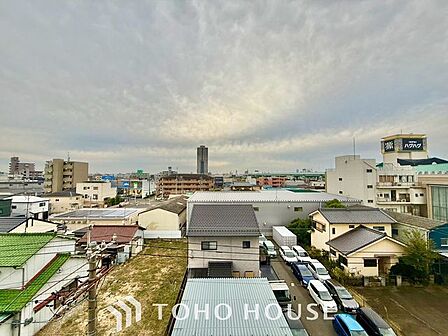 【四季を感じながら】手を伸ばせば触れることが出来そうな風景が、そのままインテリアになったような印象です。その豊かな眺望にふさわしい空間は、通風・採光も優れ、心地よい光と風が溢れます。