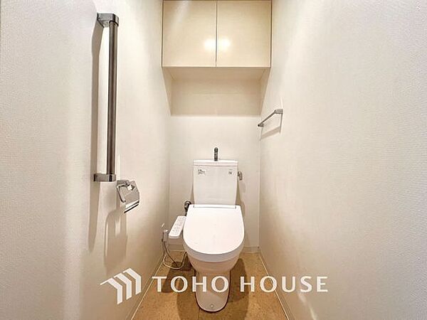 トイレ【重要な設備です】トイレは快適な温水洗浄便座付です。手洗い一体型のトイレ設備はスペースの節約ができ、ゆったりとした空間が確保できます。節水も期待できますね。