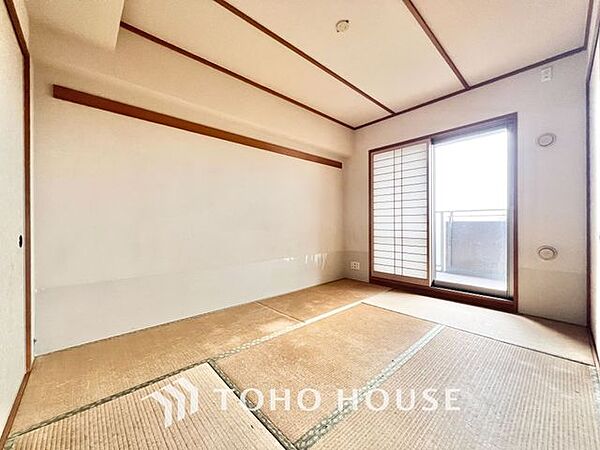 【古き良き日本文化】和室があることで落ち着きと癒しの空間が生まれます。来客時の客室としても利用できますし、お子様のプレイルームやお昼寝に最適なお部屋です。
