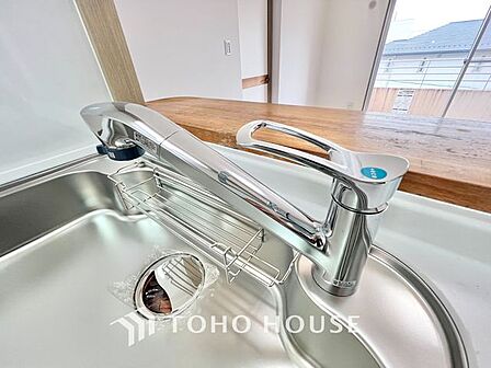 【浄水器一体型水栓】ワンタッチで浄水と原水と切り替えできる、見た目にもスマートな浄水器一体型の水栓は水道水に含まれる有害物質を除去してくれます。お茶を淹れたりお料理するにも活躍するアイテムです。