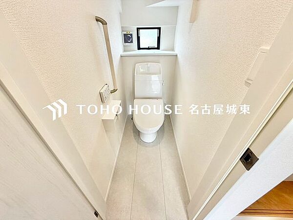 【快適仕様の空間】ホワイトで統一された清潔感ある空間。スペースの節約ができ、ゆったりとした空間が確保できています。便利な収納棚も設置した、使いやすさを重視する造りになっております。