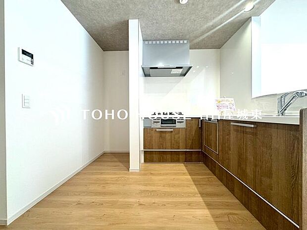 【かたづけ上手に】手元の収納から、足元の収納までが全てスライド式で、奥のスペースまで有効に活用できます。奥まで上から見渡せるので、たまにしか使わない調理器具もサッと取出せます。