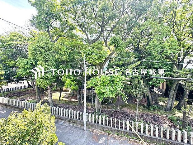 【四季を感じながら】手を伸ばせば触れることが出来そうな風景が、そのままインテリアになったような印象です。その豊かな眺望にふさわしい空間は、通風・採光も優れ、心地よい光と風が溢れます。