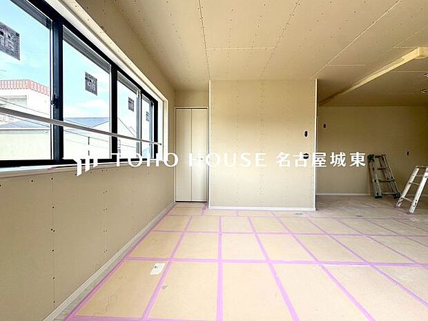 【家族のトクベツな空間】インティメイトなくつろぎを愉しむリビングルームはひそやかな憩いの場となります。リビングとダイニング、2つの空間機能を活かし、ライフスタイルに新しいゆとりをもたらします。