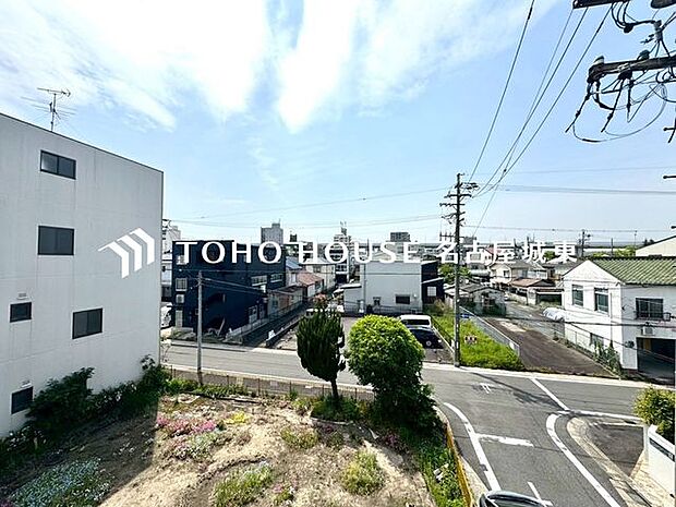 【四季を感じながら】手を伸ばせば触れることが出来そうな風景が、そのままインテリアになったような印象です。その豊かな眺望にふさわしい空間は、通風・採光も優れ、心地よい光と風が溢れます。