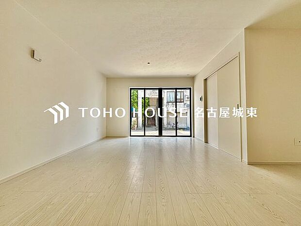 【楽しい我が家が一番】明るく開放的な空間が広がるリビングダイニング。室内には豊かな陽光が注ぎ込み、爽やかな住空間を演出。ホームパーティーでもゲストと一緒に料理を楽しみながら楽しい時間を過ごせそう。