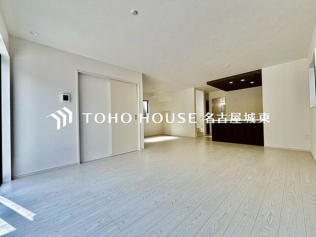 【家族のトクベツな空間】インティメイトなくつろぎを愉しむリビングルームはひそやかな憩いの場となります。リビングとダイニング、2つの空間機能を活かし、ライフスタイルに新しいゆとりをもたらします。
