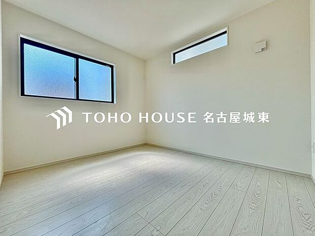 【それぞれのお部屋】各居室にはクローゼットを完備し、家具の配置にも困らない設計がされています。採光と通風のバランスがほどよく絶妙です。