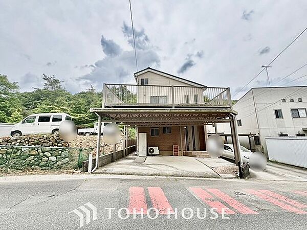 方角や時間帯の違いで日当たりがどう変化するか、周辺の道路や学校、お店や道路 の音など、家の中で静かに過ごせるかチェックできるのも、完成済みならでは。