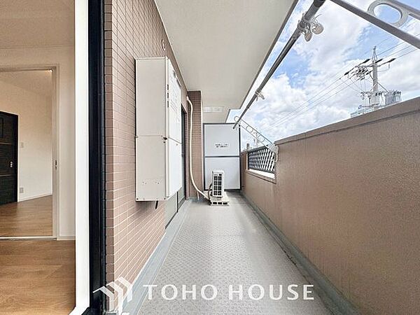 【やわらかい街の風】頬をなでる優しい風を感じることが出来るバルコニー。つい深呼吸をしたくなる気持ちの良い眺望はこのお部屋の自慢です。洗濯物を干すスペースとしても十分な広さがあります。