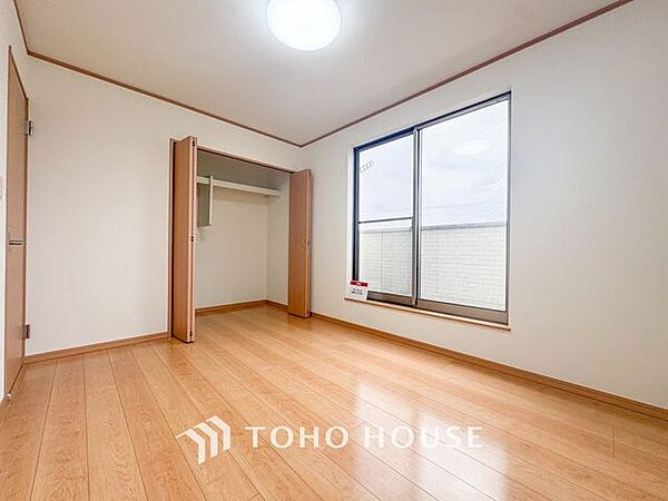 【プライベートなじかん】心と体をゆったりと安らげる主寝室。寝室のゆとりが大きい分だけ、暮らしの安らぎは深まります。一日の疲れを癒すだけでなく、ご夫婦の親密な語らいを紡ぎ出します。