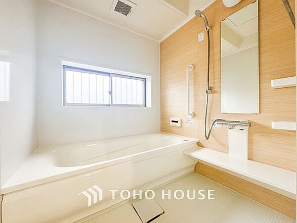 【癒しのバスタイム】一日の疲れを癒すための浴室はゆとりあるサイズを採用。保温機能付き、汚れをはじく有機ガラス系の新素材を採用した浴室。美しく機能的な設備を採用しています。
