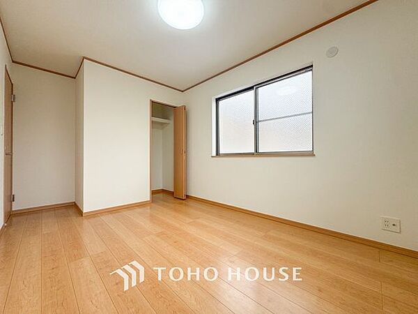 【子供の成長に合わせて】お子様の成長と共に「住まい方」も変化していきます。居室にはクローゼットを完備し、自由度の高い家具の配置が叶うシンプルな空間です。