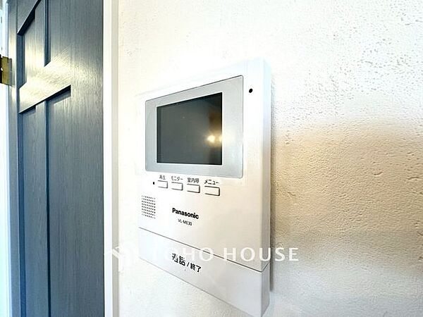 【モニター付きインターホン】今や当たり前の設備ですが、お子様の留守番時にも重宝する必須防犯アイテムです。留守中に誰が訪ねてきたのかも確認できますし、在宅中も「見える安心」がそこにあります。
