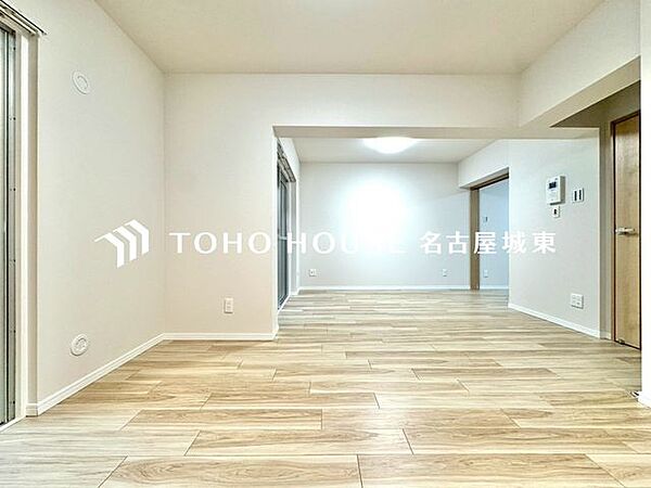 【快適な住空間】家族の暮らしに思いを馳せて、日常のワンシーンを表現したリビングダイニング。「ホワイトナチュラル」のテイストが、自然体で過ごせる心地良さを生み出しています。