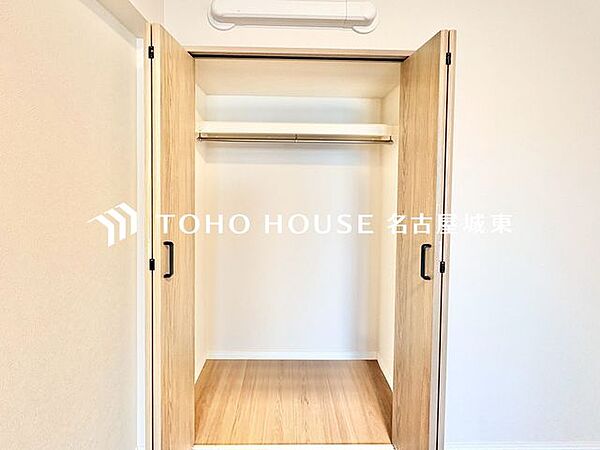 【各居室にしっかり】居室にはクローゼットを完備し、自由度の高い家具の配置が叶うシンプルな空間です。お子様の成長に必要となる子供部屋を与えるにはぴったりの間取りですね。