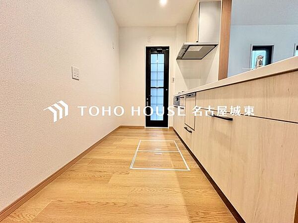 【かたづけ上手に】手元の収納から、足元の収納までが全てスライド式で、奥のスペースまで有効に活用できます。奥まで上から見渡せるので、たまにしか使わない調理器具もサッと取出せます。