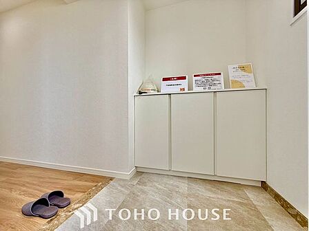 【ただいま!おかえり!】清潔感溢れる玄関がお出迎えする本邸宅の物語は、ここからは始まる日常を期待させます。おでかけの時も帰った時も、「我が家」を最初に感じてもらえる素敵な空間に。