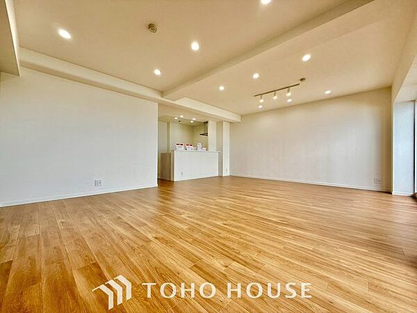 【快適な住空間】家族の暮らしに思いを馳せて、日常のワンシーンを表現したリビングダイニング。「ホワイトナチュラル」のテイストが、自然体で過ごせる心地良さを生み出しています。