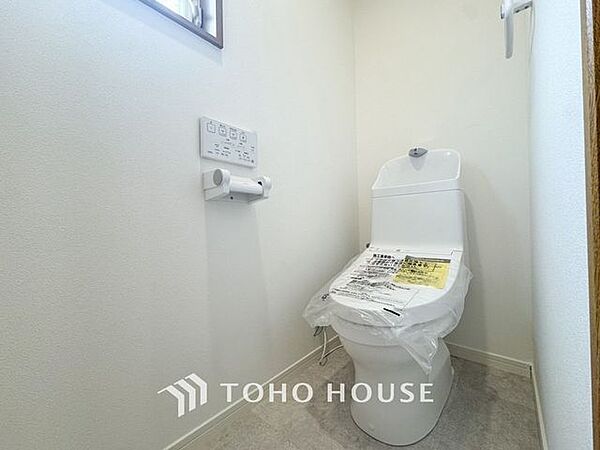 【重要な設備です】トイレは快適な温水洗浄便座付です。手洗い一体型のトイレ設備はスペースの節約ができ、ゆったりとした空間が確保できます。節水も期待できますね。