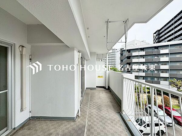 【やわらかい街の風】頬をなでる優しい風を感じることが出来るバルコニー。つい深呼吸をしたくなる気持ちの良い眺望はこのお部屋の自慢です。洗濯物を干すスペースとしても十分な広さがあります。