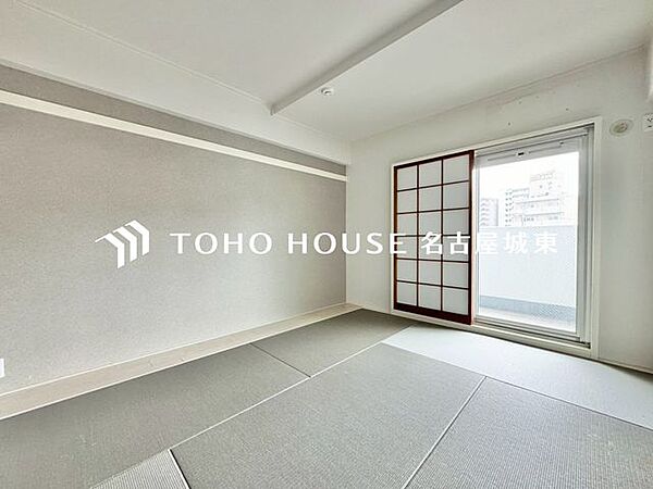 【古き良き日本文化】和室があることで落ち着きと癒しの空間が生まれます。来客時の客室としても利用できますし、お子様のプレイルームやお昼寝に最適なお部屋です。