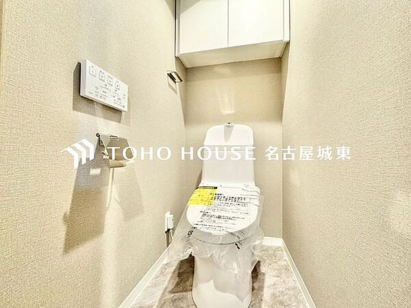 【快適仕様の空間】ホワイトで統一された清潔感ある空間。スペースの節約ができ、ゆったりとした空間が確保できています。便利な収納棚も設置した、使いやすさを重視する造りになっております。