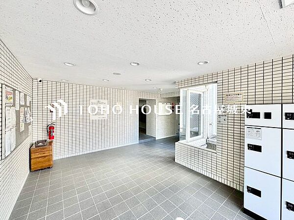 【お家へ帰ろう】ここに住まわれる人にだけに許された専用のエントランス。我が家に帰ってきた安心感を与えてくれる最初のプライベート空間です。