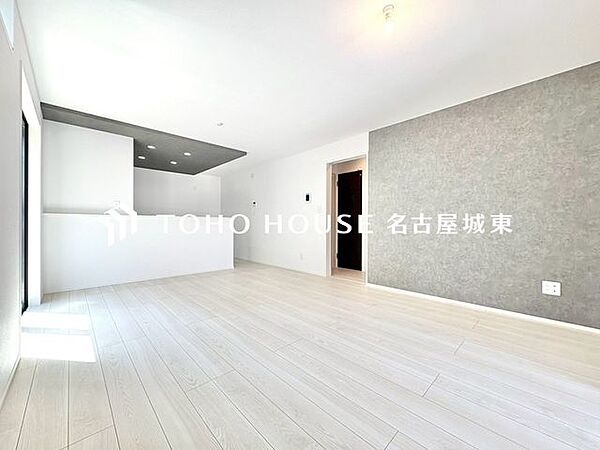 【家族のトクベツな空間】インティメイトなくつろぎを愉しむリビングルームはひそやかな憩いの場となります。リビングとダイニング、2つの空間機能を活かし、ライフスタイルに新しいゆとりをもたらします。
