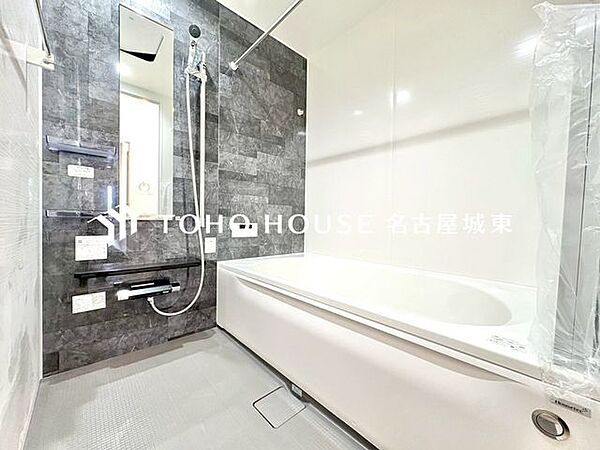 【癒しのバスタイム】一日の疲れを癒すための浴室はゆとりあるサイズを採用。保温機能付き、汚れをはじく有機ガラス系の新素材を採用した浴室。美しく機能的な設備を採用しています。