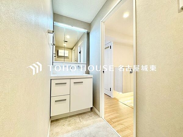 【身支度ばっちり】十分な大きさの洗面台は収納もさる事ながら、身だしなみチェックや歯磨きなど、朝の慌ただしい時間でもゆとりあるスペースで余裕を感じて頂けます。