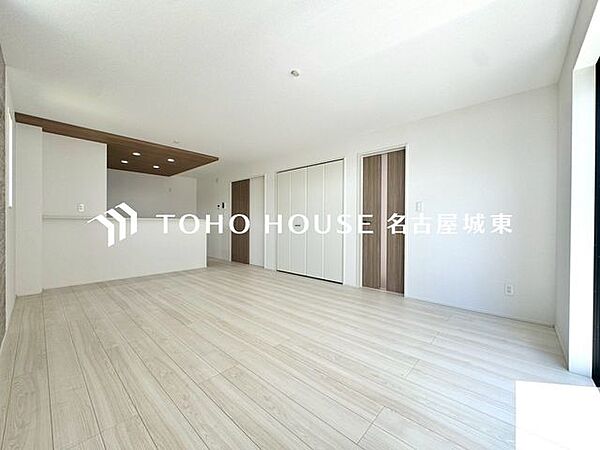 【楽しい我が家が一番】明るく開放的な空間が広がるリビングダイニング。室内には豊かな陽光が注ぎ込み、爽やかな住空間を演出。ホームパーティーでもゲストと一緒に料理を楽しみながら楽しい時間を過ごせそう。