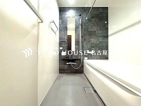【癒しのバスタイム】一日の疲れを癒すための浴室はゆとりあるサイズを採用。保温機能付き、汚れをはじく有機ガラス系の新素材を採用した浴室。美しく機能的な設備を採用しています。