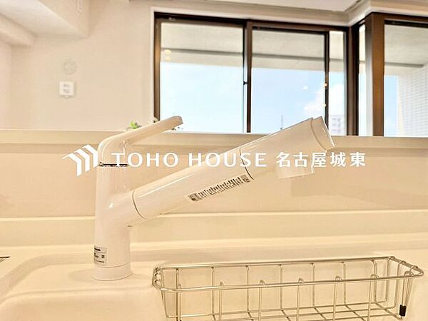 【浄水器一体型水栓】ワンタッチで浄水と原水と切り替えできる、見た目にもスマートな浄水器一体型の水栓は水道水に含まれる有害物質を除去してくれます。お茶を淹れたりお料理するにも活躍するアイテムです。