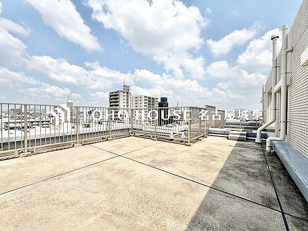 【やわらかい街の風】頬をなでる優しい風を感じることが出来るバルコニー。つい深呼吸をしたくなる気持ちの良い眺望はこのお部屋の自慢です。洗濯物を干すスペースとしても十分な広さがあります。