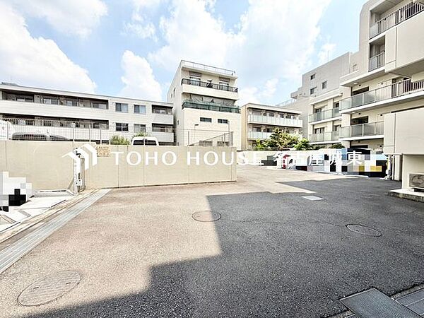 【もう駐車場探しに迷わない】マンション内敷地内にゆとりある駐車スペースを確保。近隣の月極駐車場を探す手間や、雨の日の移動ストレスから解放されます。大切な愛車を、より身近で安心できる場所に。